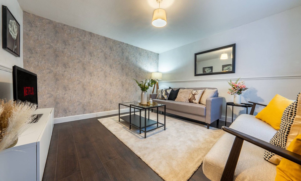 Wolverhampton House | Modern Wolverhampton 3 bed Home - 30 min from Birmingham central