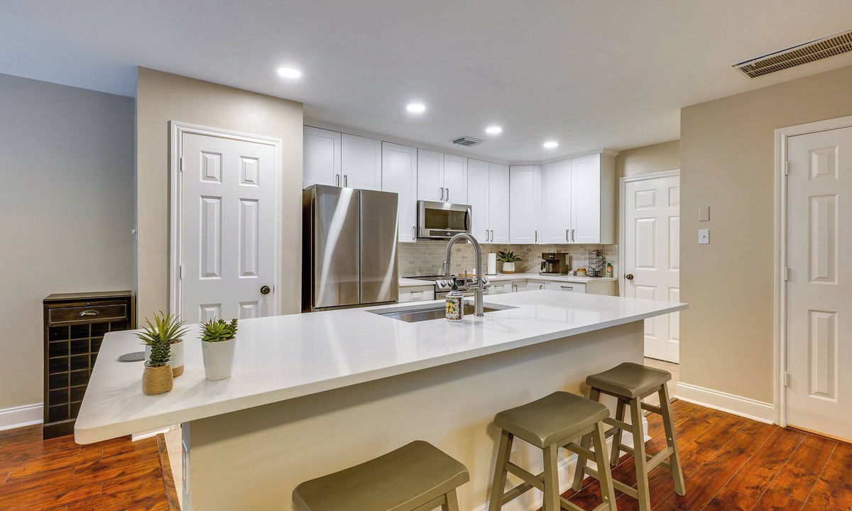 Alden Bridge Apartment | Modern Woodlands Townhome w/Spacious Yard & Patio