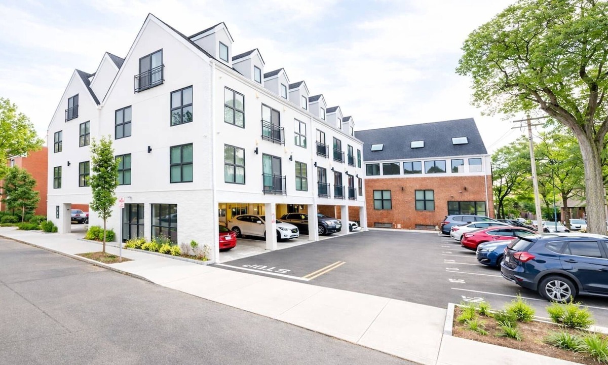 Mill River Apartment | Modern Yale Loft Best Location + Parking