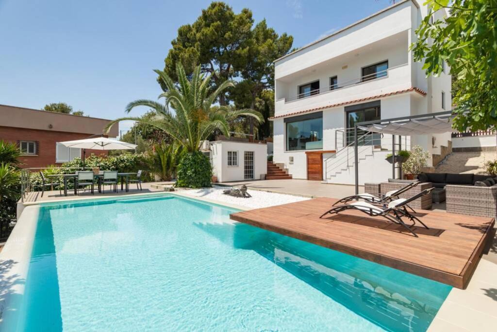 Castelldefels House | Moderna villa con piscina y amplio jardín