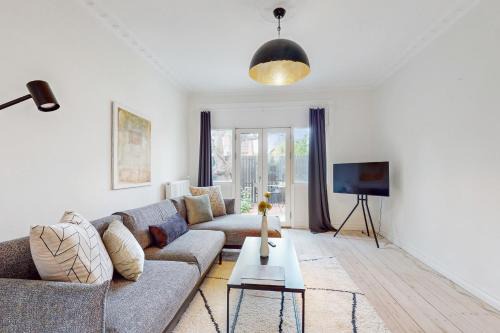 Vanlose Apartment | Moderne 2BR Lejlighed med Gratis Gade Parkering