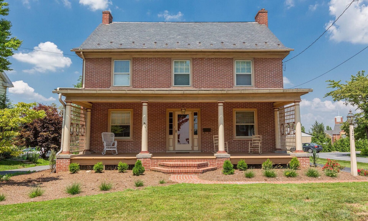 Leacock-Leola-Bareville House | Modernized & Enchanting 1920s Gem