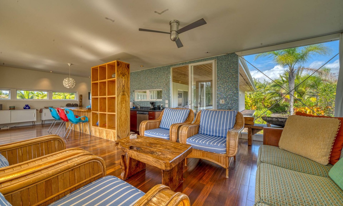 Puna Palisades House | Modernist architectural gem w/custom interior & bay views - steps to beach