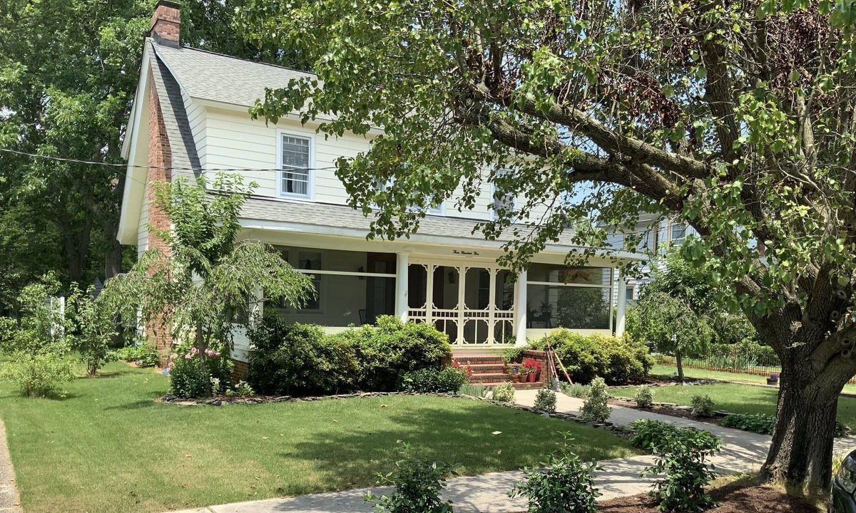 Cambridge House | Modernized classic. Historic district near water.