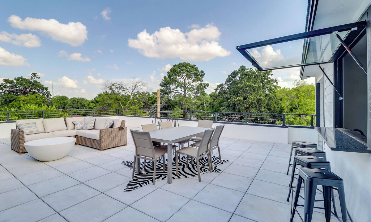 Central Arlington House | ModernLuxe Rooftop Entertainment