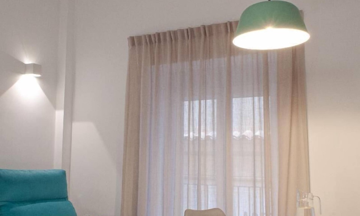 Barri Vell - Santa Creu Apartment | Moderno Piso de 2 Dormitorios con Balcón