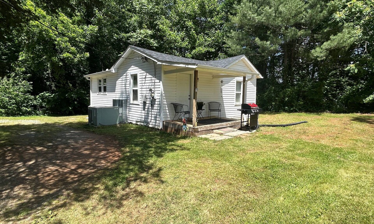 Yadkinville House | Modest comfortable home in Downtown Yadkinville