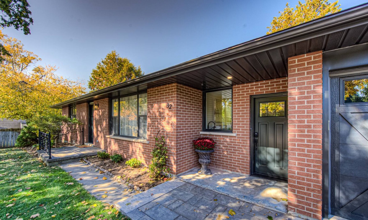 Elora House | Modish 2 bedroom retreat-one block from Elora's vibrant & bustling downtown core