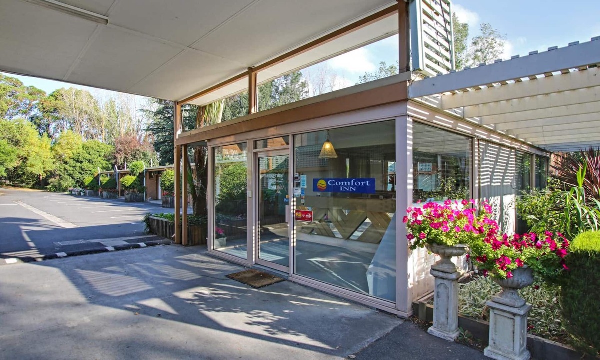 Newborough Hotel | Moe Parklands Motel