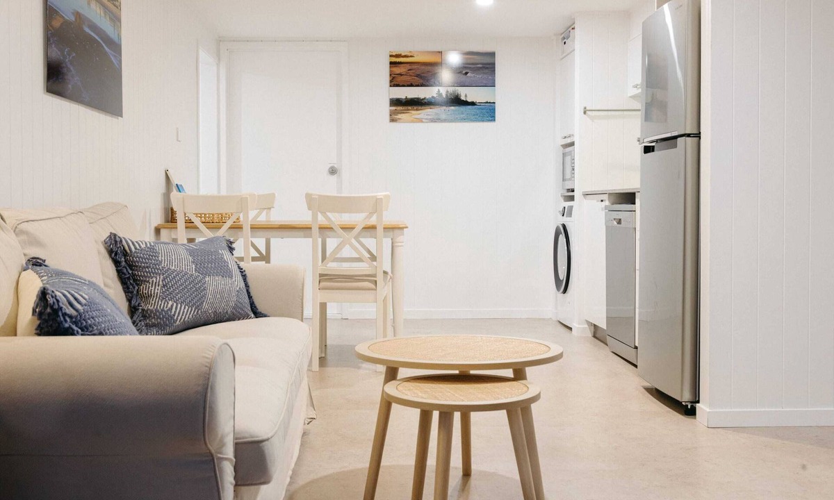 Moffat Beach Apartment | Moffat Beach Coastal Contemporary Unit B