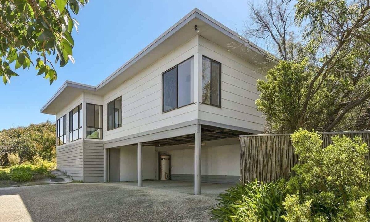 Moggs Creek House | Moggs View I Walk to Beach