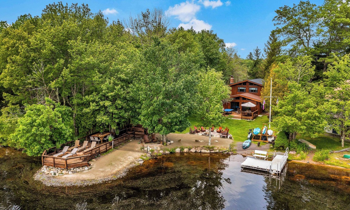 Gouldsboro House | Mohawk Chalet Lakefront Escape w/Games & Dock