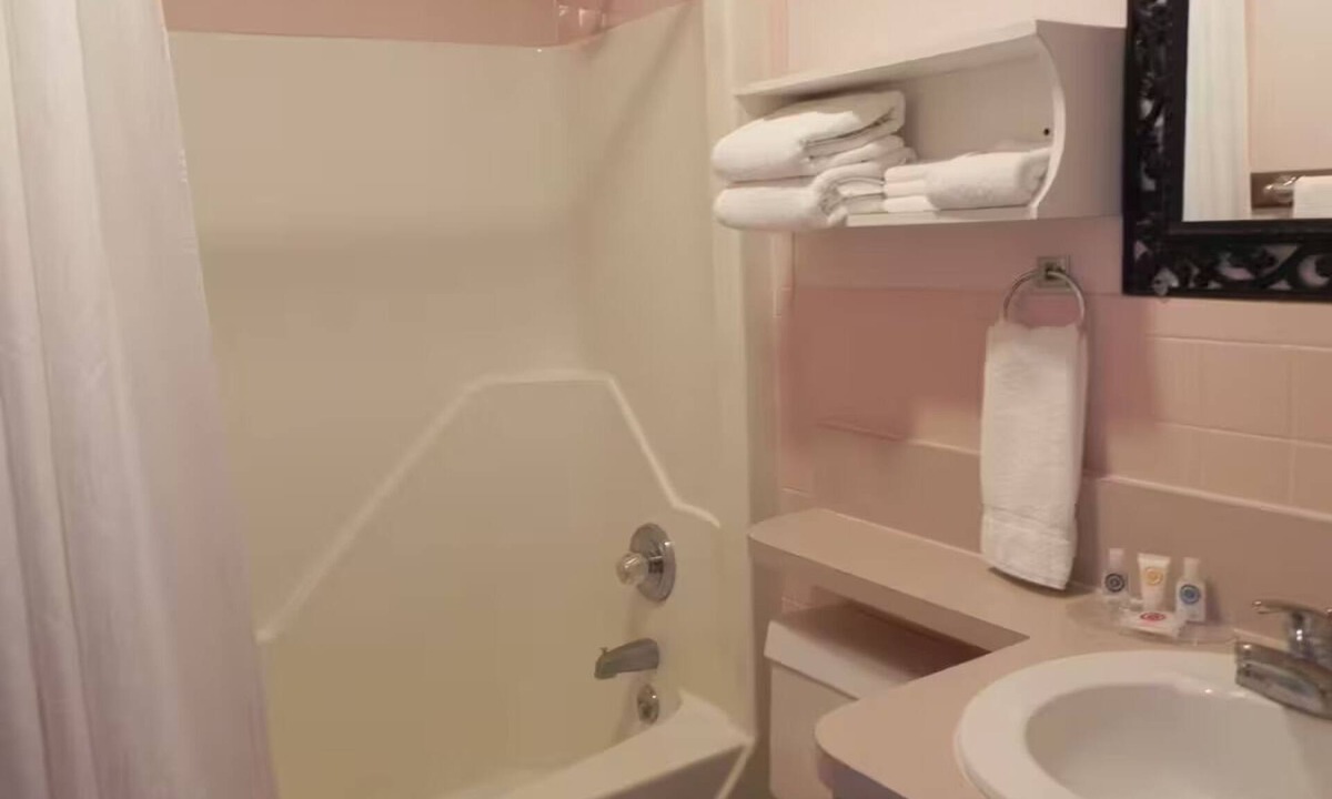 Lake George Resort | Mohican Resort Motel - 2 Bedroom Efficiency