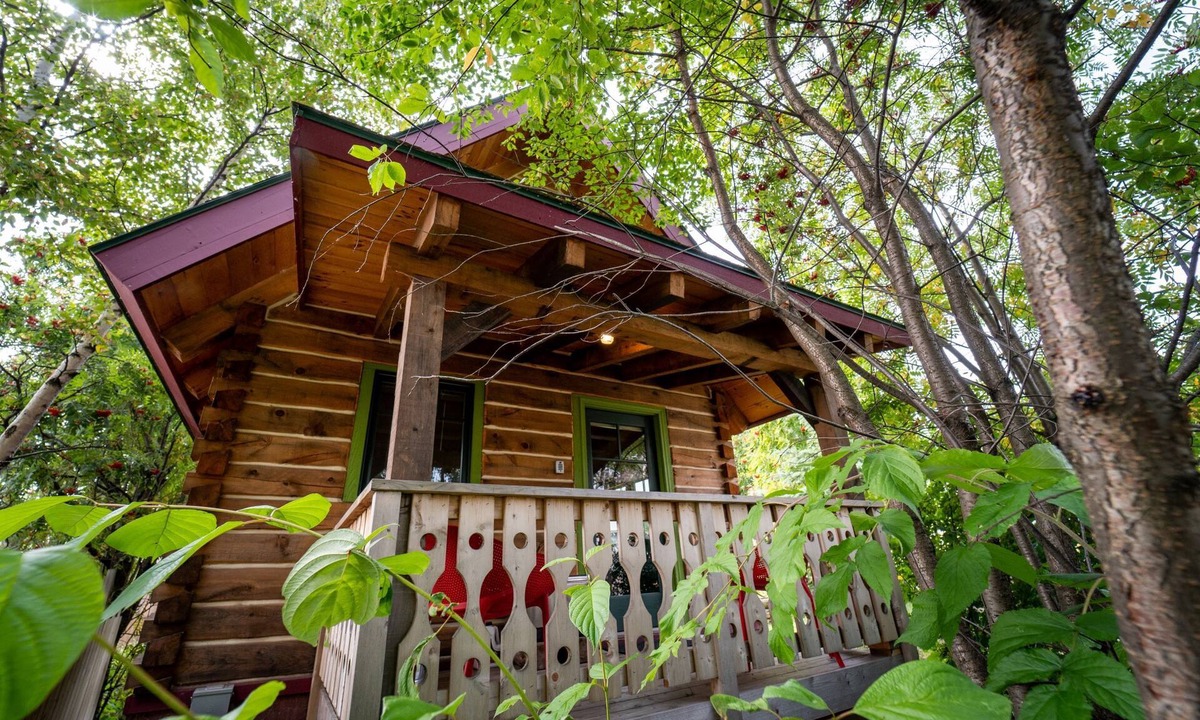 Grand Marais Cottage | Mökki: Dovetail Log Cabin in the Heart of Downtown