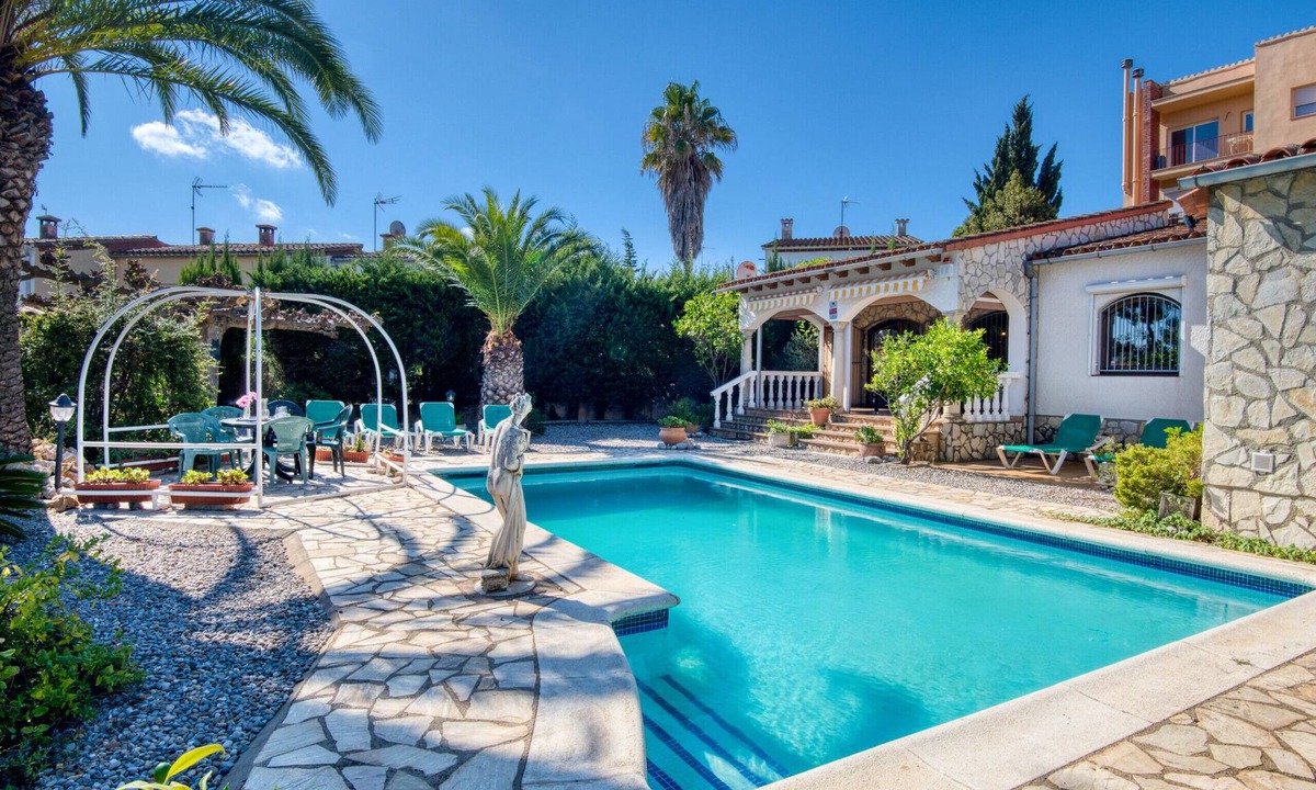 L'Escala House | MOLINERO: House with private pool in a quiet area next to the beach