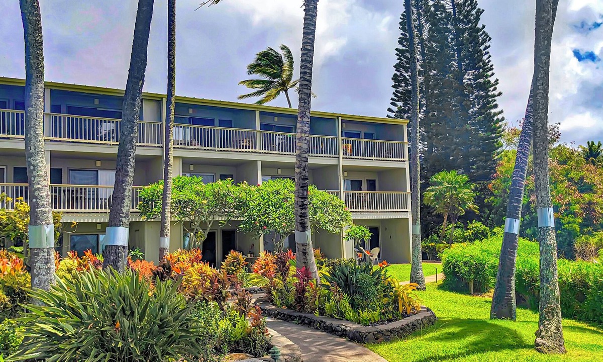 Ualapue Condo | MOLOKAI ISLAND Two Bedroom Oceanfront Top End Unit!