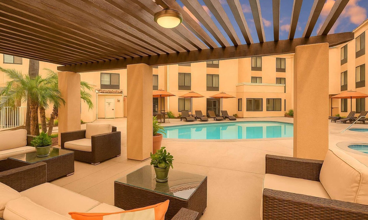 Carlsbad Hotel | Moments from the Beach | Free Breakfast & Pool