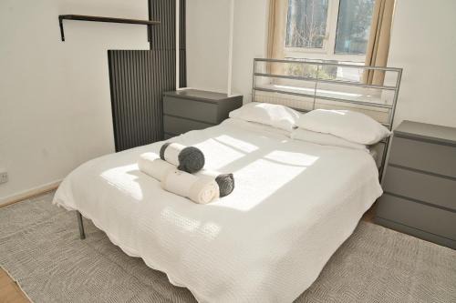 Swiss Cottage Apartment | Moments Made Here, Modern Swiss Cottage with 4 Bedrooms, Sleeps 10, Free WiFi