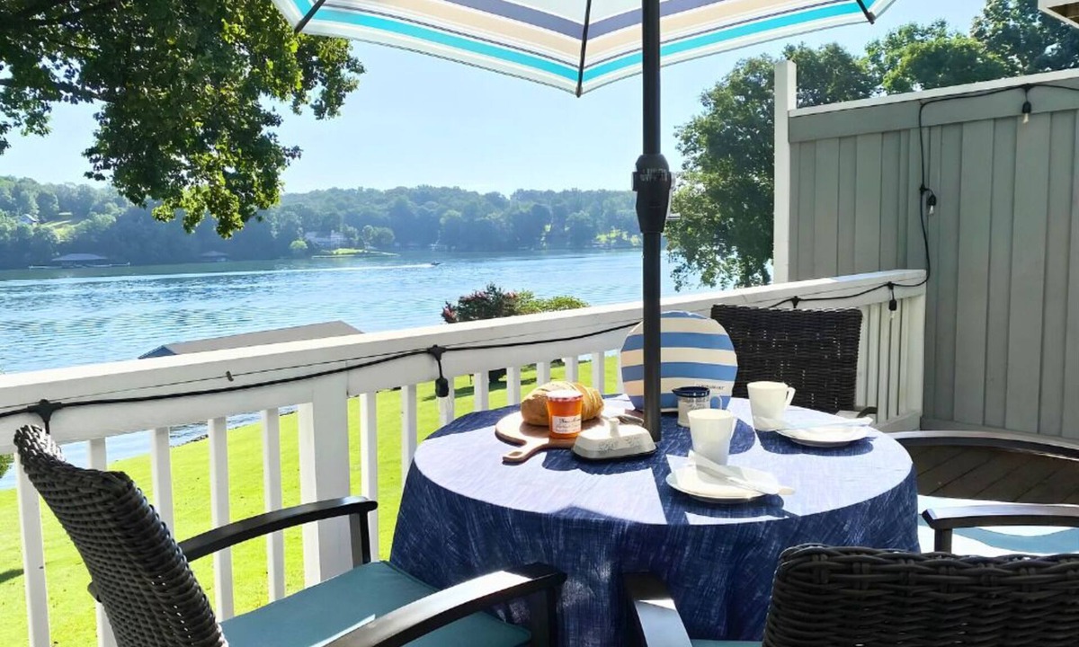 North Shore House | Moneta Gem: Modern 3BR Townhome w/Lake Access & Serene Views