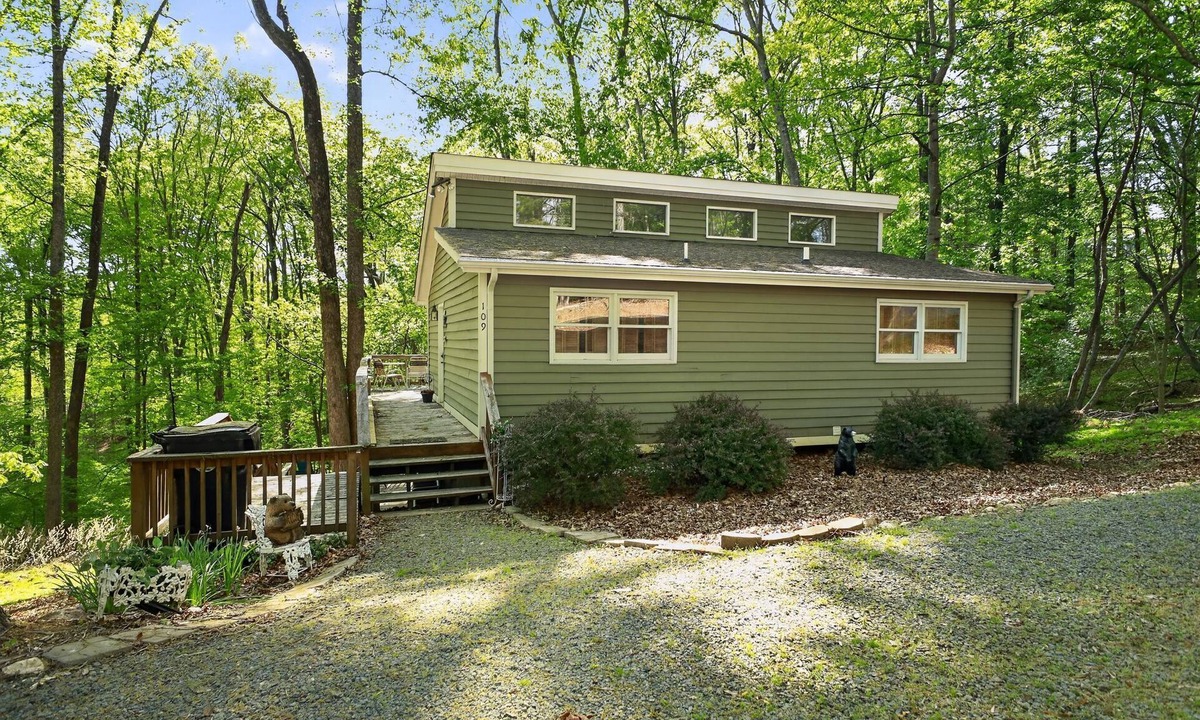 High Point House | Moneta Memories — Hot Tub & Fire Pit
