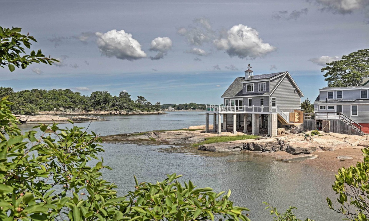 Branford Cottage | Money Island Home w/Deck, Kayak & Paddleboards!