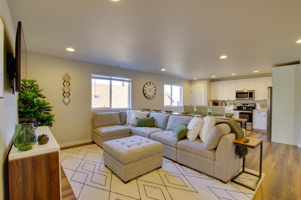 Monroe Apartment | Monroe Apartment Near Evergreen State Fairgrounds!