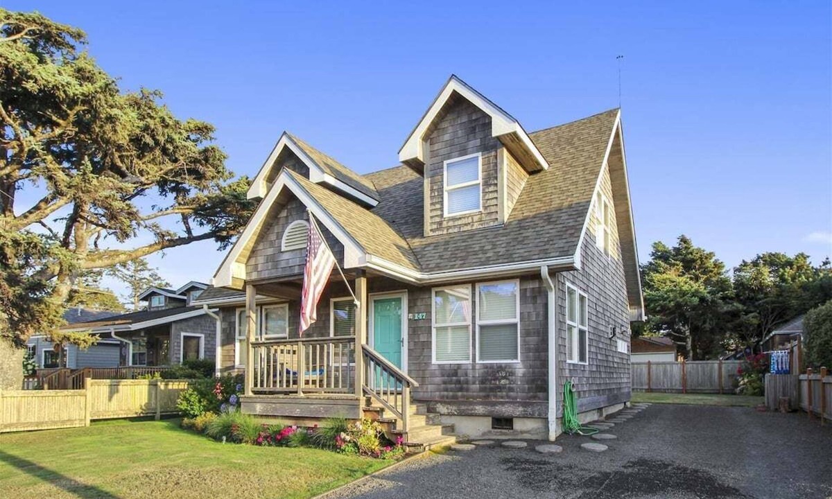 Downtown Cannon Beach House | Monroe House - Steps to the Beach!