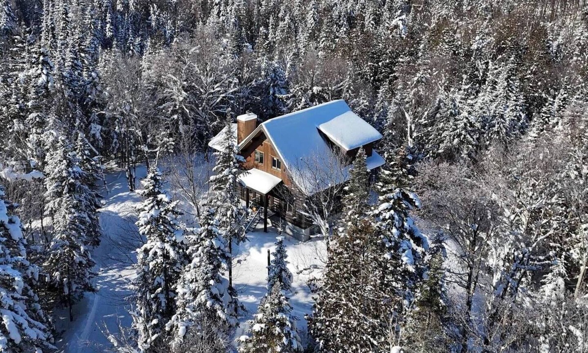 Saint-Faustin-Lac-Carre Ski Chalet | Mont Blanc ~ Le Grizzly ~ Cozy Log Cabin with Games Room