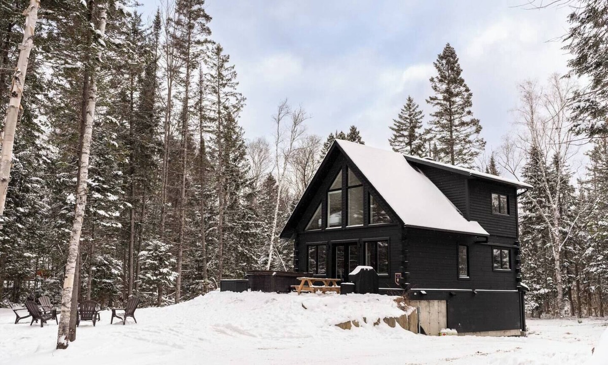 Saint-Faustin-Lac-Carre Ski Chalet | Mont Blanc ~ The Summit ~ Spa, Climbing Wall & Arcade!