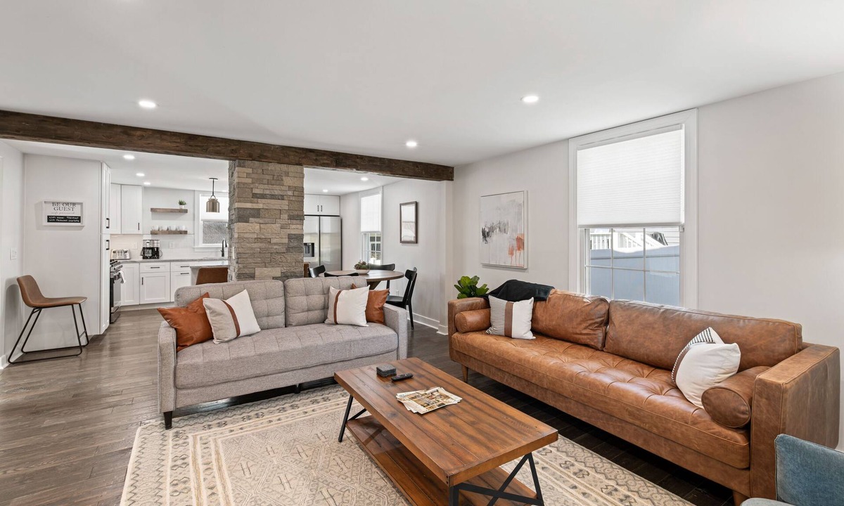 Belmont House | Mont G | 30 + Day Rental | Walk Downtown