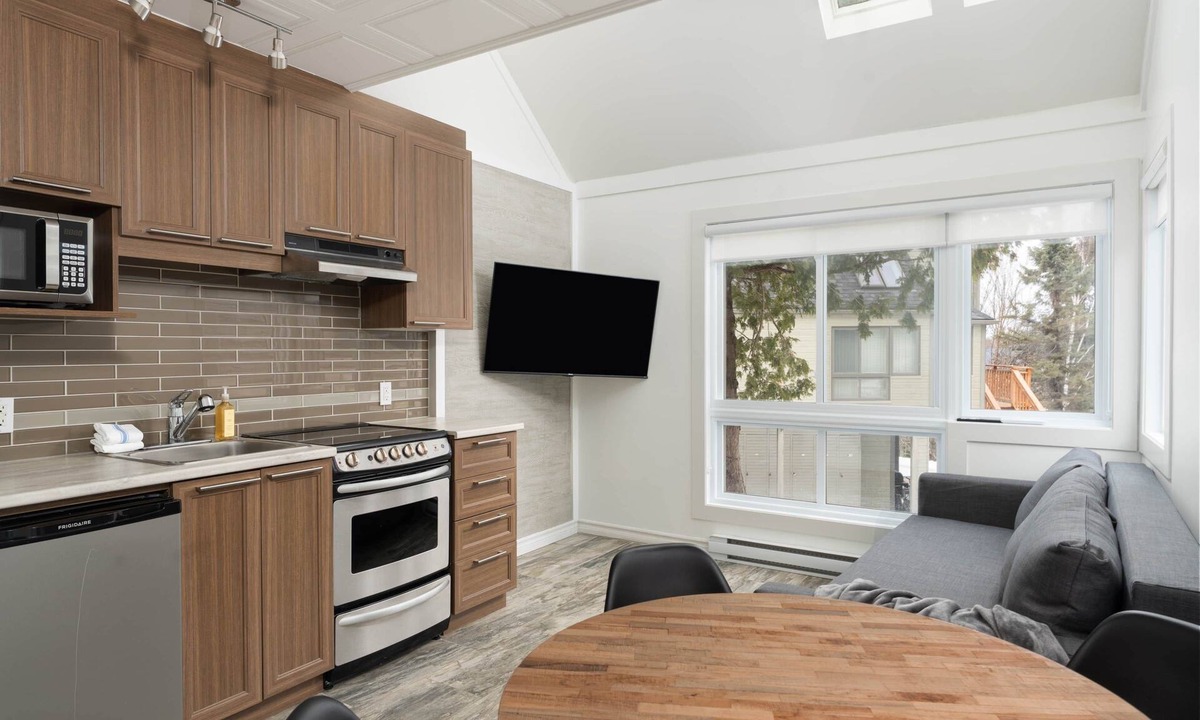 Mont-Tremblant Pedestrian Village Apartment | Mont Tremblant ~ La Cachette ~ Walk to the Hill & Village