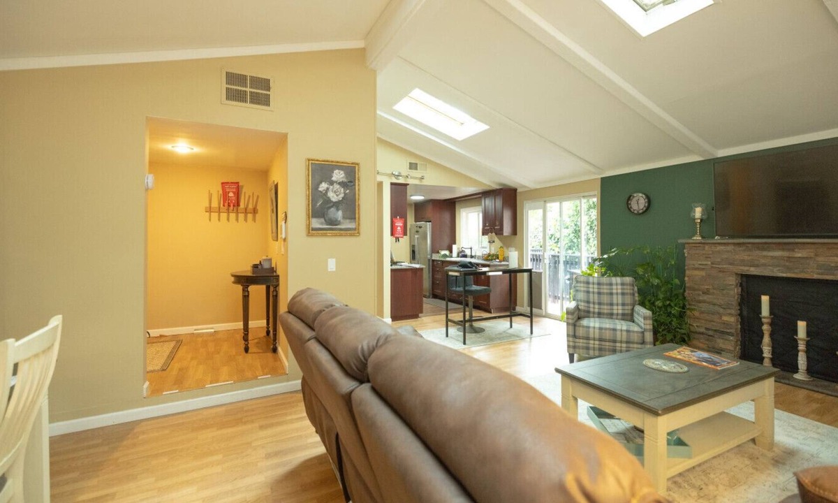 Montclair House | Montclair Escape w/Deck & Cozy Comforts