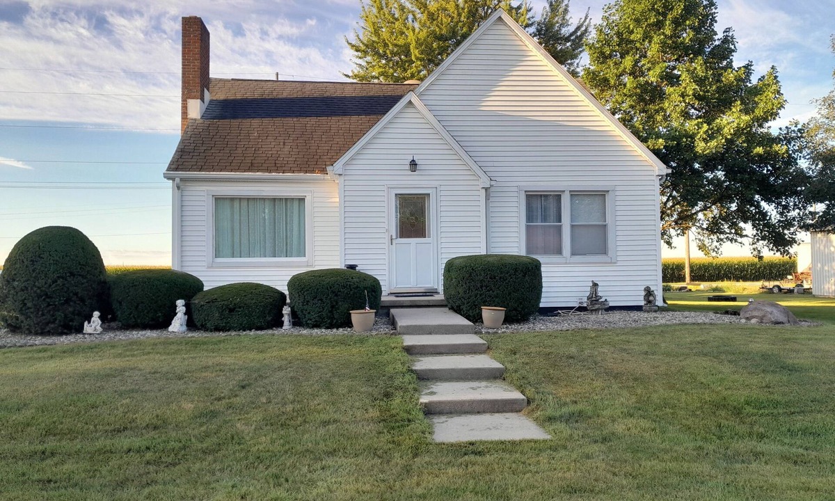 Francesville House | Montgomery Street Manor - Sleeps 7