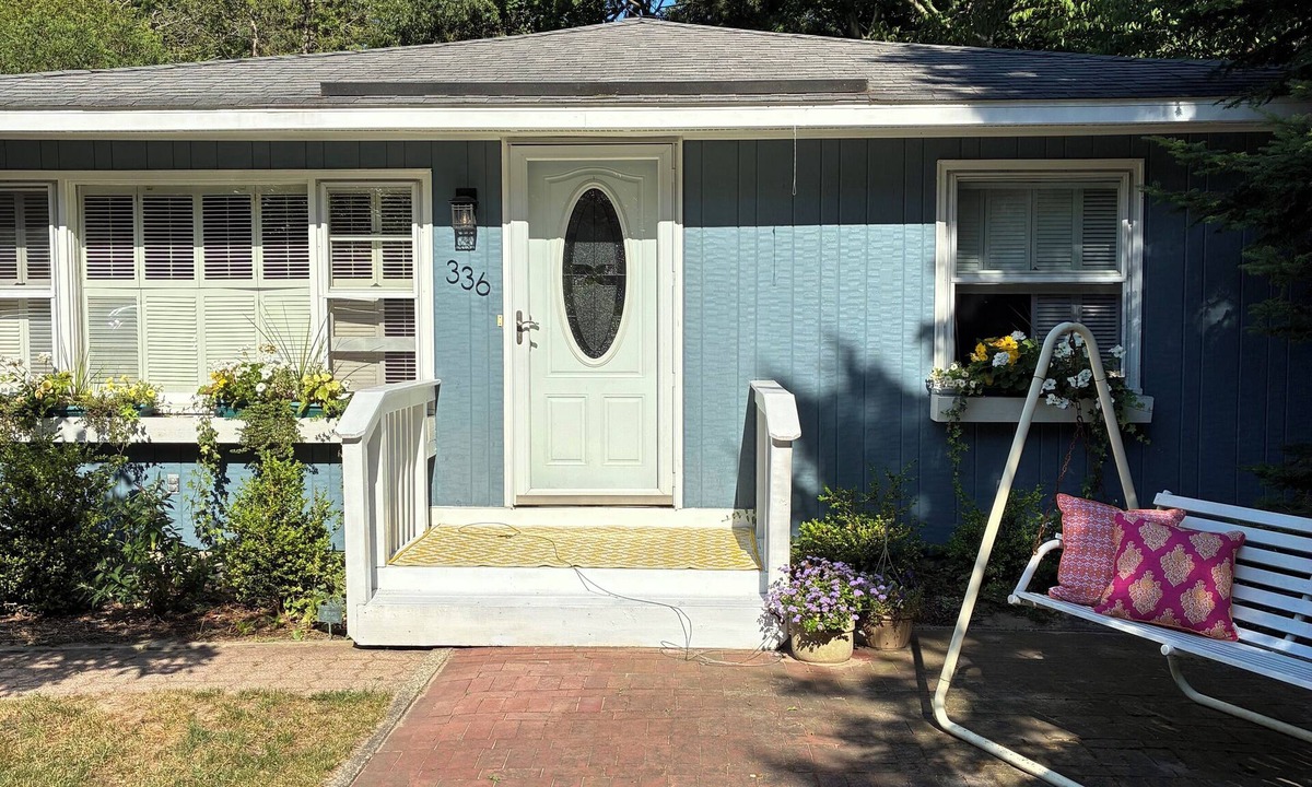 Pentwater Cottage | MONTHLY RENTAL. Charming, updated cottage in Pentwater with AC, deck & hot tub.