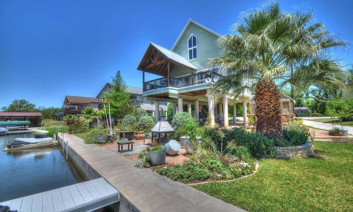 Kingsland House | Monthly rental getaway on lake LBJ