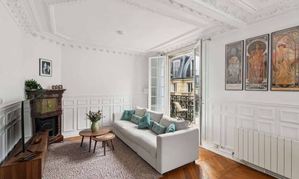 Quartier des Grandes-Carrieres Apartment | Montmartre/Sacré-Coeur - Haussmannian & Central