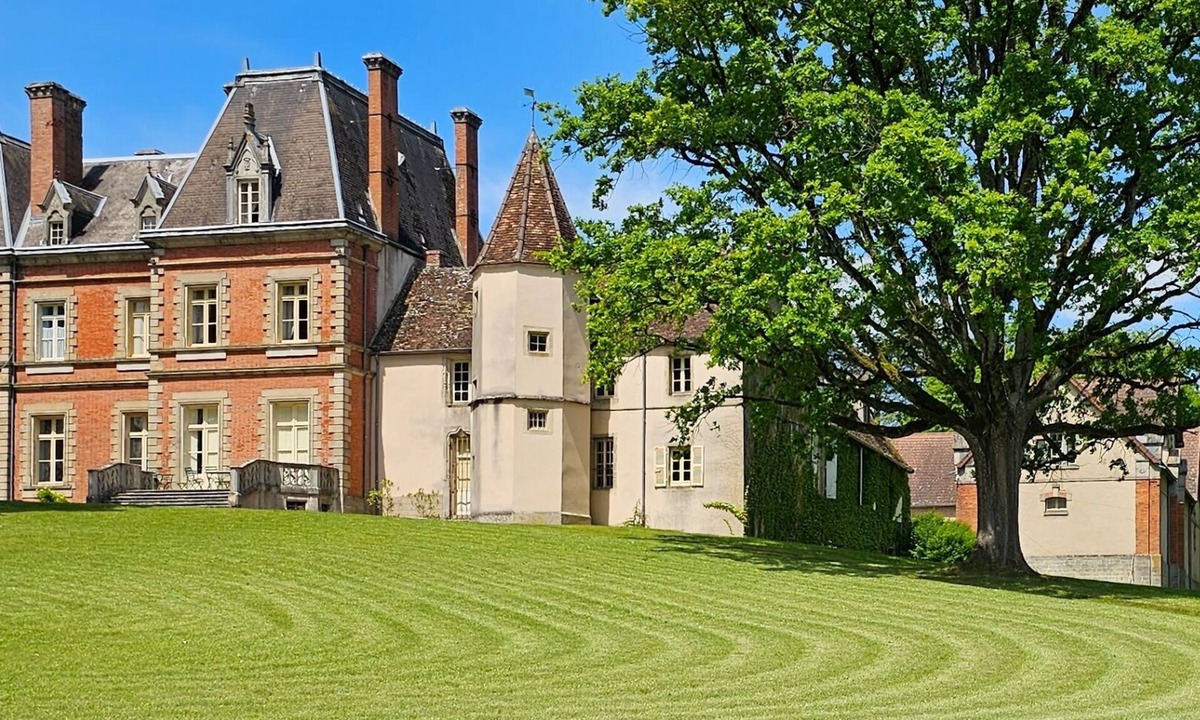 Couches House | Montpatey Castle