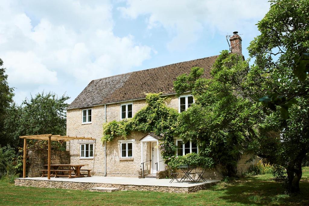 Ampney Crucis House | Montreal House