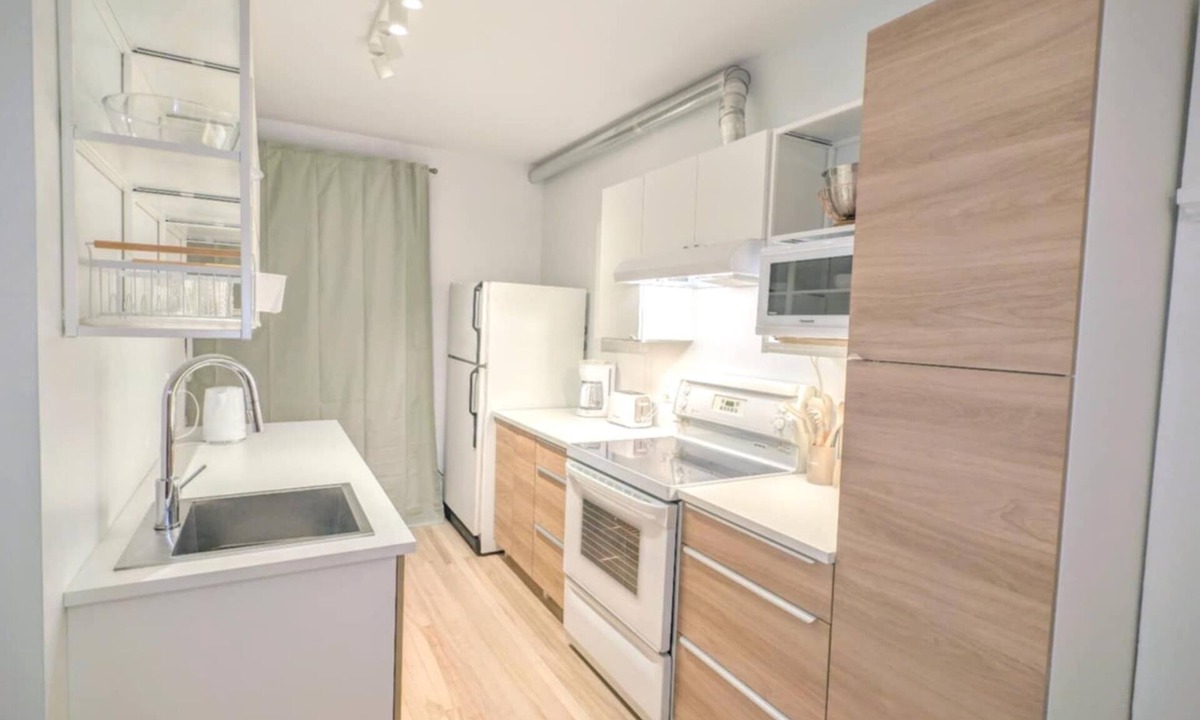 Maisonneuve Apartment | Montreal like a local | Near Métro Pie IX