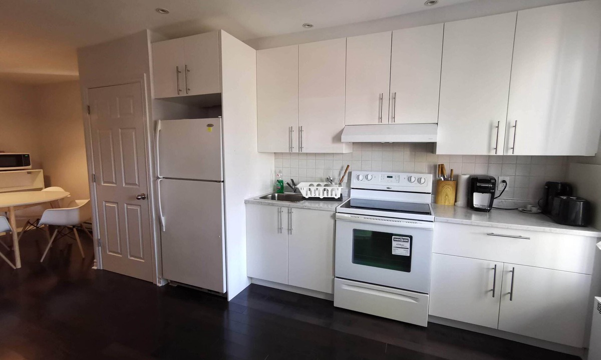 Little Italy Apartment | Montreal Mile-Ex close to MIL