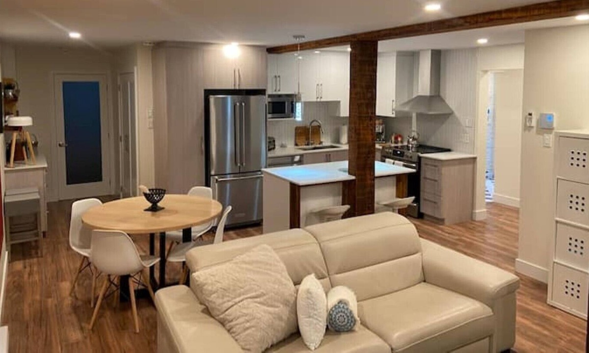 Saint-Laurent House | Montreal- Saint-Laurent Private Rental fits 6PPL