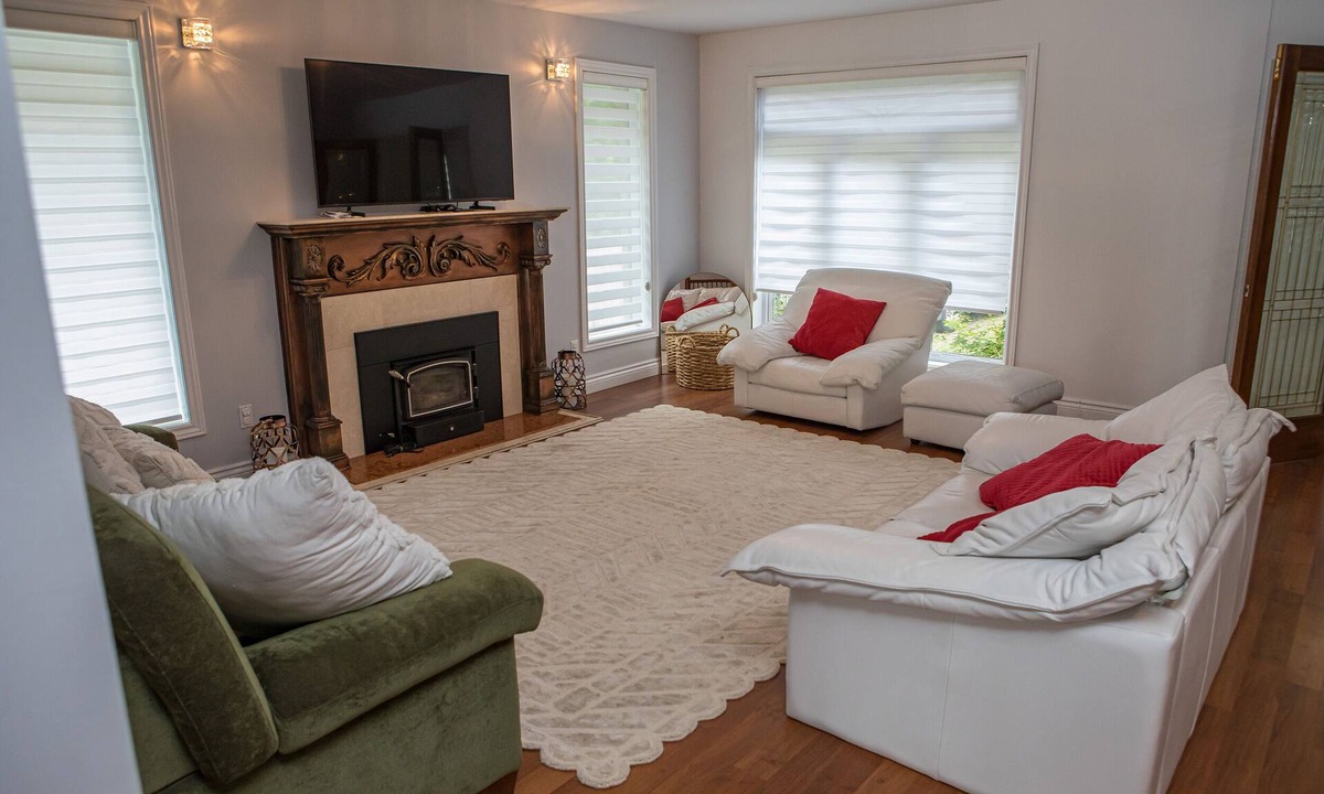 Pierrefonds-Roxboro House | Montreal Stunning Home 3 Bedrooms, 3 Bath & Pool