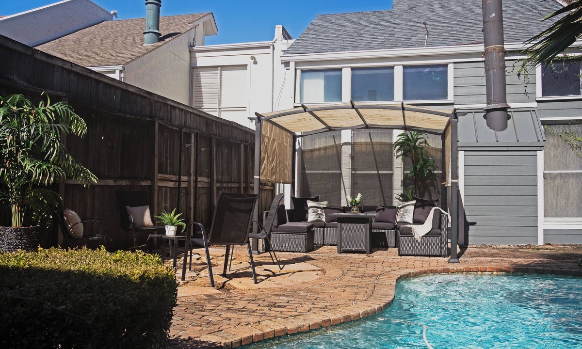 Neartown House | Montrose Aquatic Dream! Downtown Unit w/Pool 3BR
