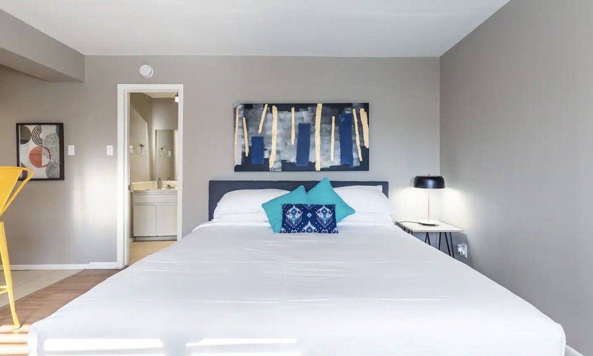 Hyde Park Apartment | Montrose Welcoming Studio! Medical Center 48