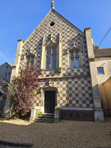 Verneuil-sur-Avre Apartment | Monument historique rénové avec goût et jardin