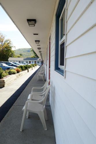 Great Barrington Hotel | Monument Mountain Motel