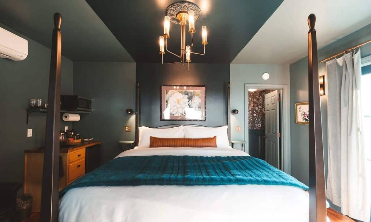 Historic Railroad District House | Moody Ashland Escape: Luxe Suite, Copper Tub