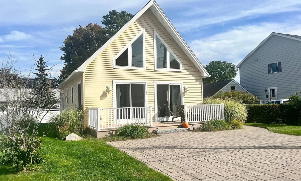 Ogunquit - Wells House | Moody Maine Beautiful 3 Bedroom Home Walk to Beach Restaurants & Trolley Line