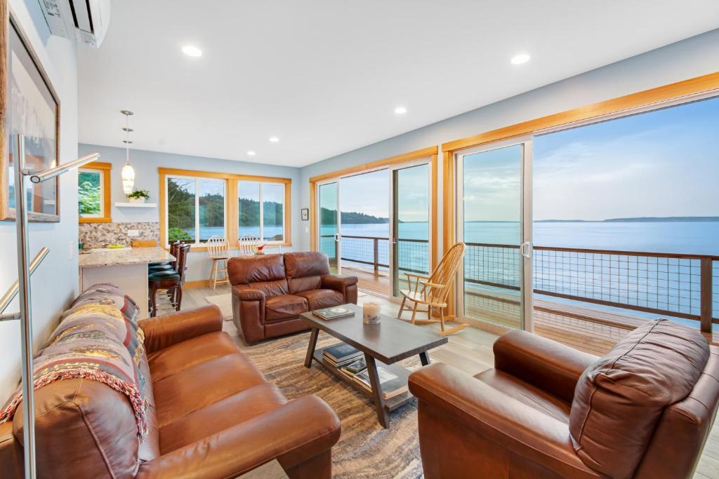 Kingston House | Moon Cabin