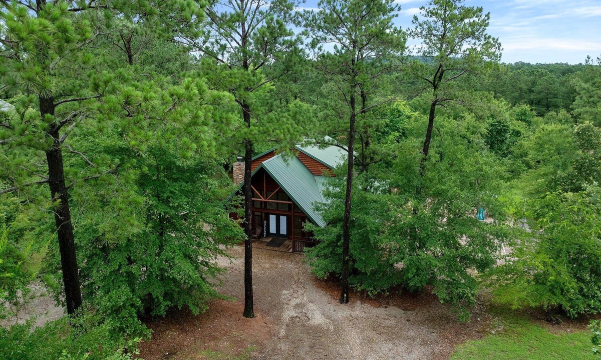 Hochatown Cabin | Moon Over Paradise: 3 BR + Loft Game Room, 3 Bath, Sleeps 12